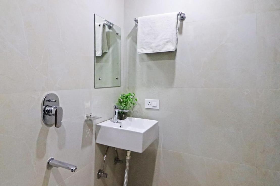Hotel Vijaydeep Place Near Delhi Airport นิวเดลี ภายนอก รูปภาพ